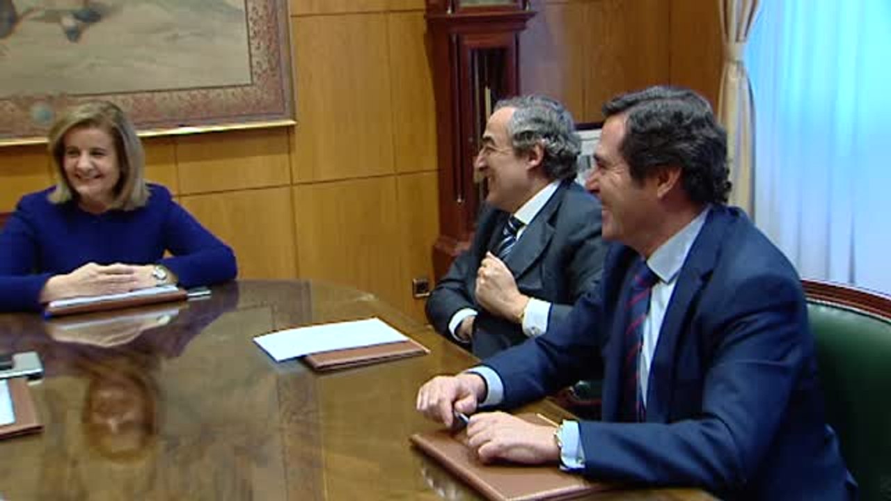 Báñez trata con sindicatos, CEOE y Cepyme la indemnización por finalización de contrato