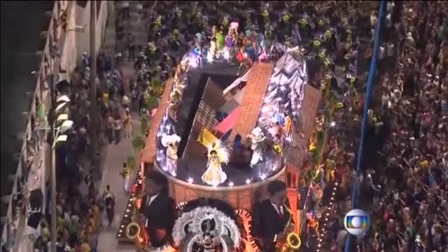 Una carroza sufre un desplome en el sambódromo causando 15 heridos en el Carnaval de Rio