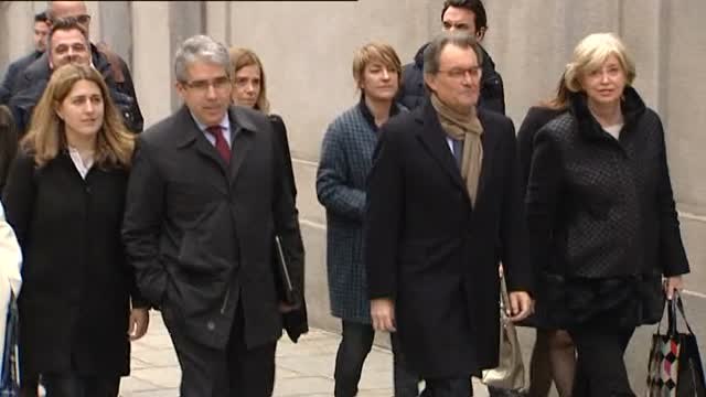 Insultos y gritos de traidor , sedicioso o golpista a Artur Mas a su llegada al Supremo