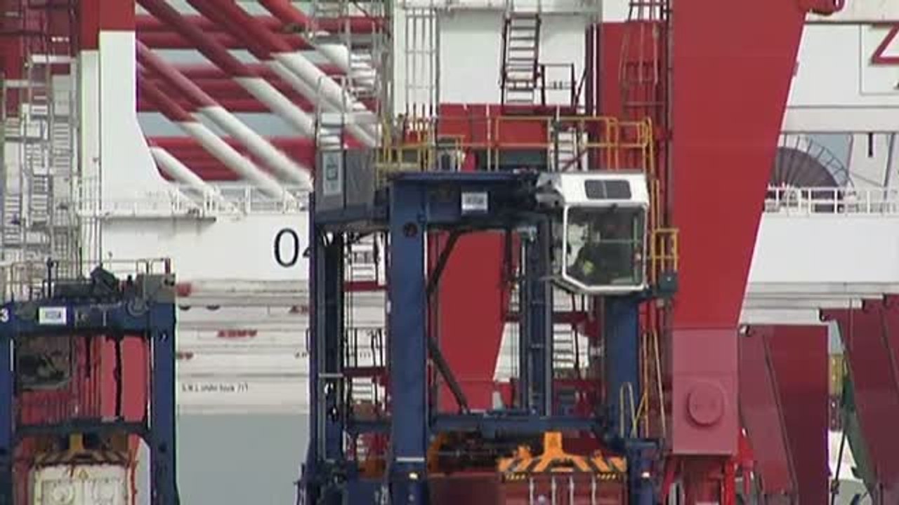 Los estibadores amenazan con una huelga que paralizaría los puertos de España