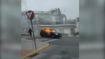 Un coche sin control recorre varios metros ardiendo