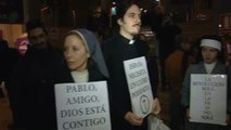 Un cura y dos monjas simpatizantes de Podemos apoyan en Vistalegre a Pablo Iglesias