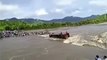 Rescatan in extremis a los pasajeros de un autobús volcado en mitad de un río en Perú