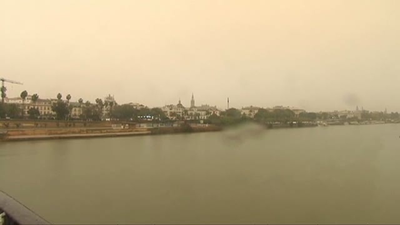 Sevilla amanecía envuelta en una nube de polvo