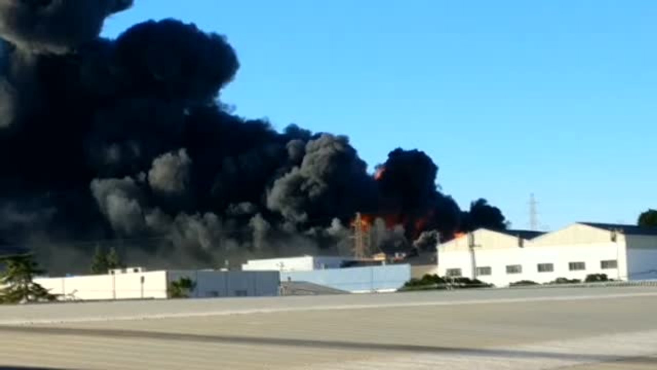 Impresionante incendio de una fábrica química en Valencia