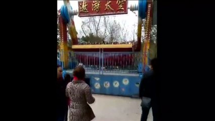 Video herunterladen: Muere una niña en China tras salir despedida de una atracción de feria