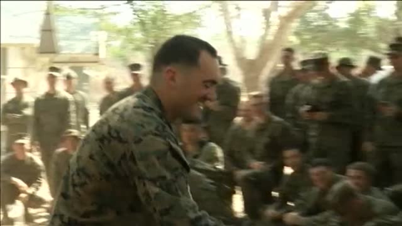 Marines estadounidenses aprenden a sobrevivir en una selva tropical