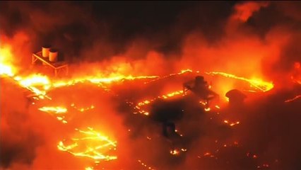 Un espectacular incendio arrasa una planta de reciclaje de basuras en Fairfax