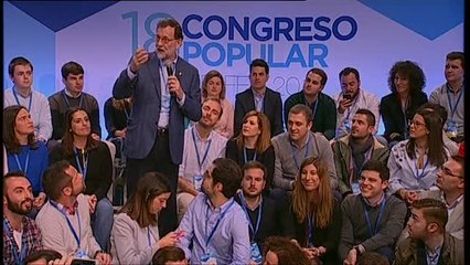 Rajoy anima a los jóvenes de NNGG a prepararse para ser los políticos del futuro