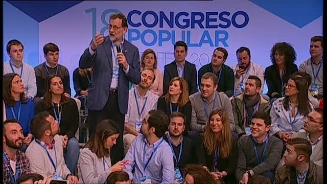 Rajoy anima a los jóvenes de NNGG a prepararse para ser los políticos del futuro