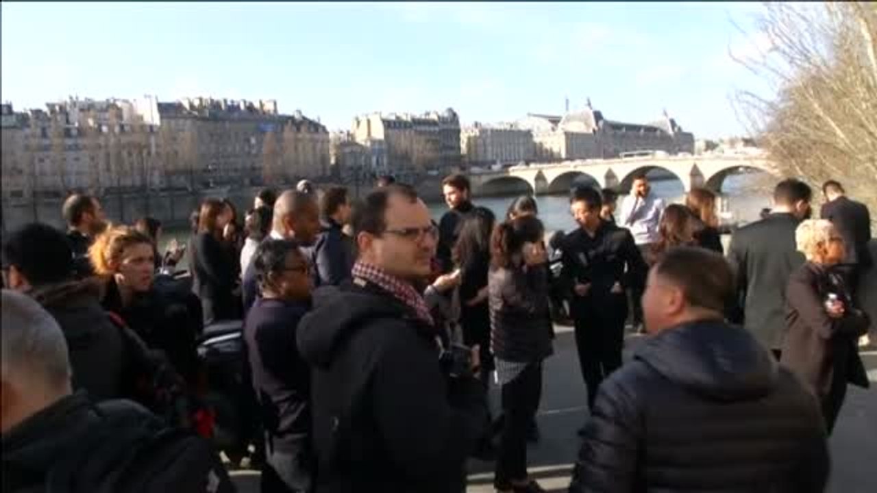 Un atacante agrede a los vigilantes del Louvre con un machete