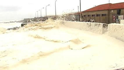 Espectáculo de espuma en la playa gallega de La Guardia
