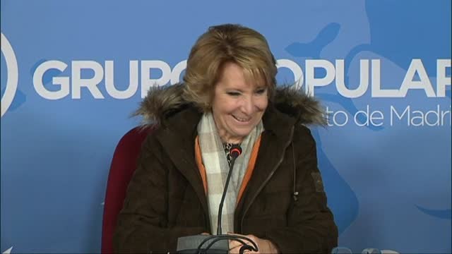 Esperanza Aguirre bromea con haber vuelto a parar en el carril bus