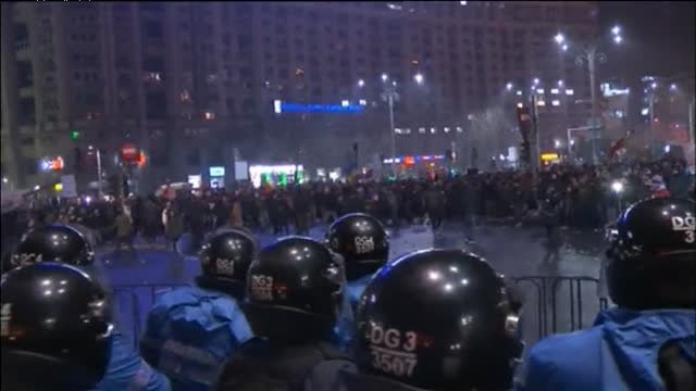 El gobierno rumano incendia las calles tras despenalizar algunos delitos de corrupción