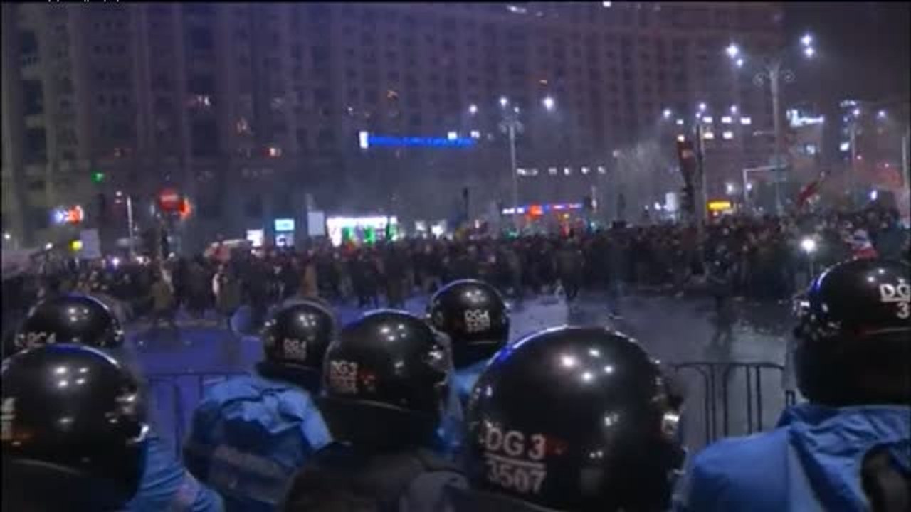 El gobierno rumano incendia las calles tras despenalizar algunos delitos de corrupción