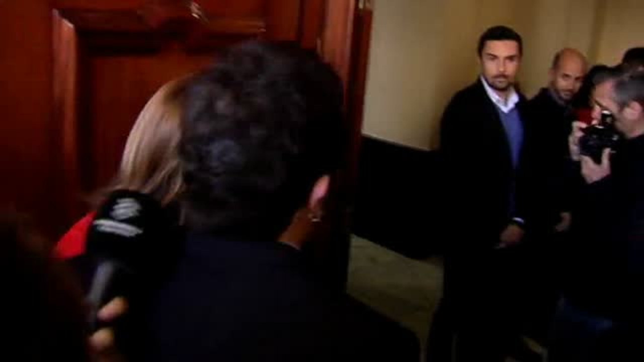 Susana Díaz recibida con pitos e insultos a su llegada al Ayuntamiento de Cádiz