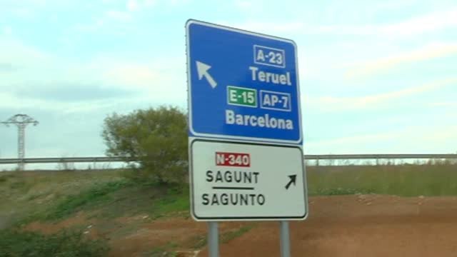 Un camión cae por un puente en Sagunto