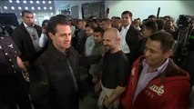 Peña Nieto visita en el aeropuerto a un grupo de mexicanos deportados por Trump