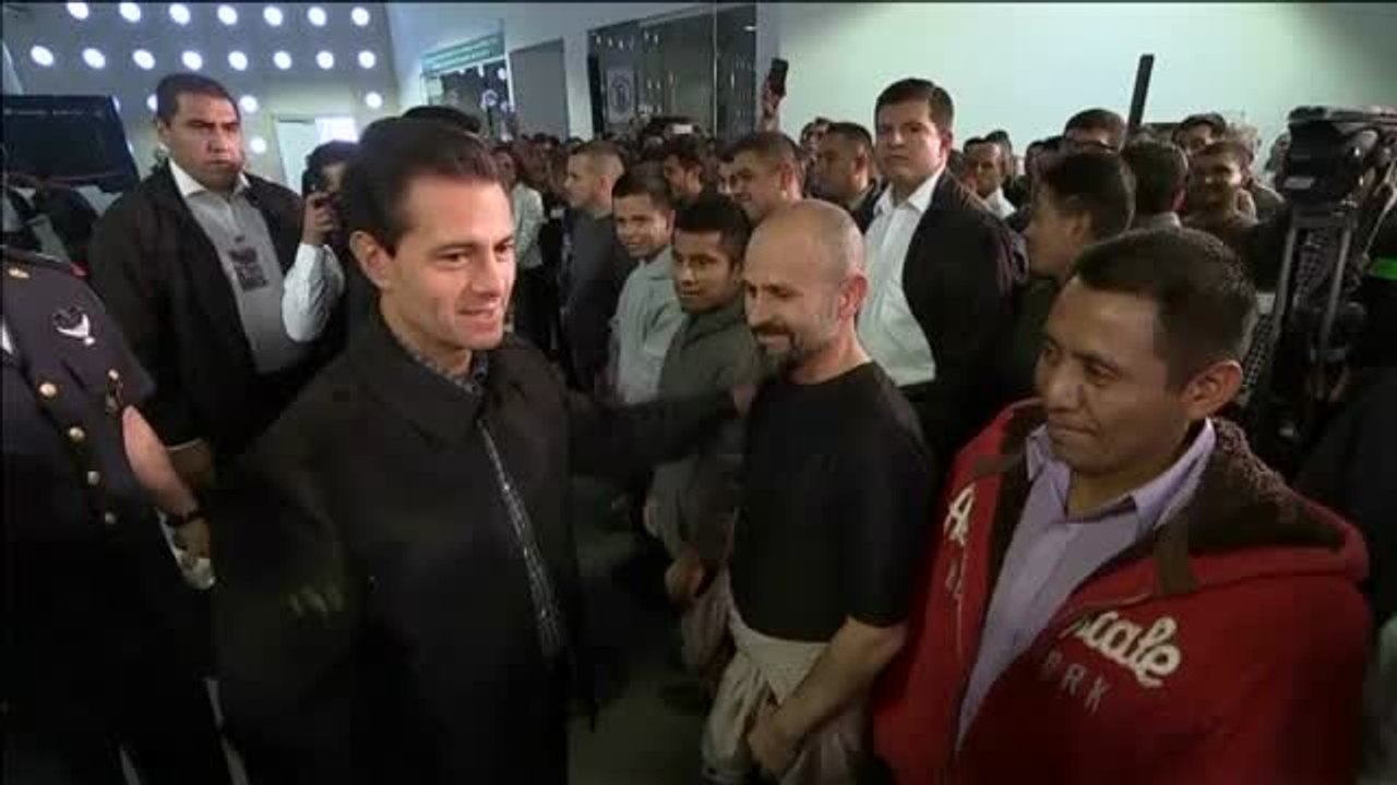 Peña Nieto visita en el aeropuerto a un grupo de mexicanos deportados por Trump