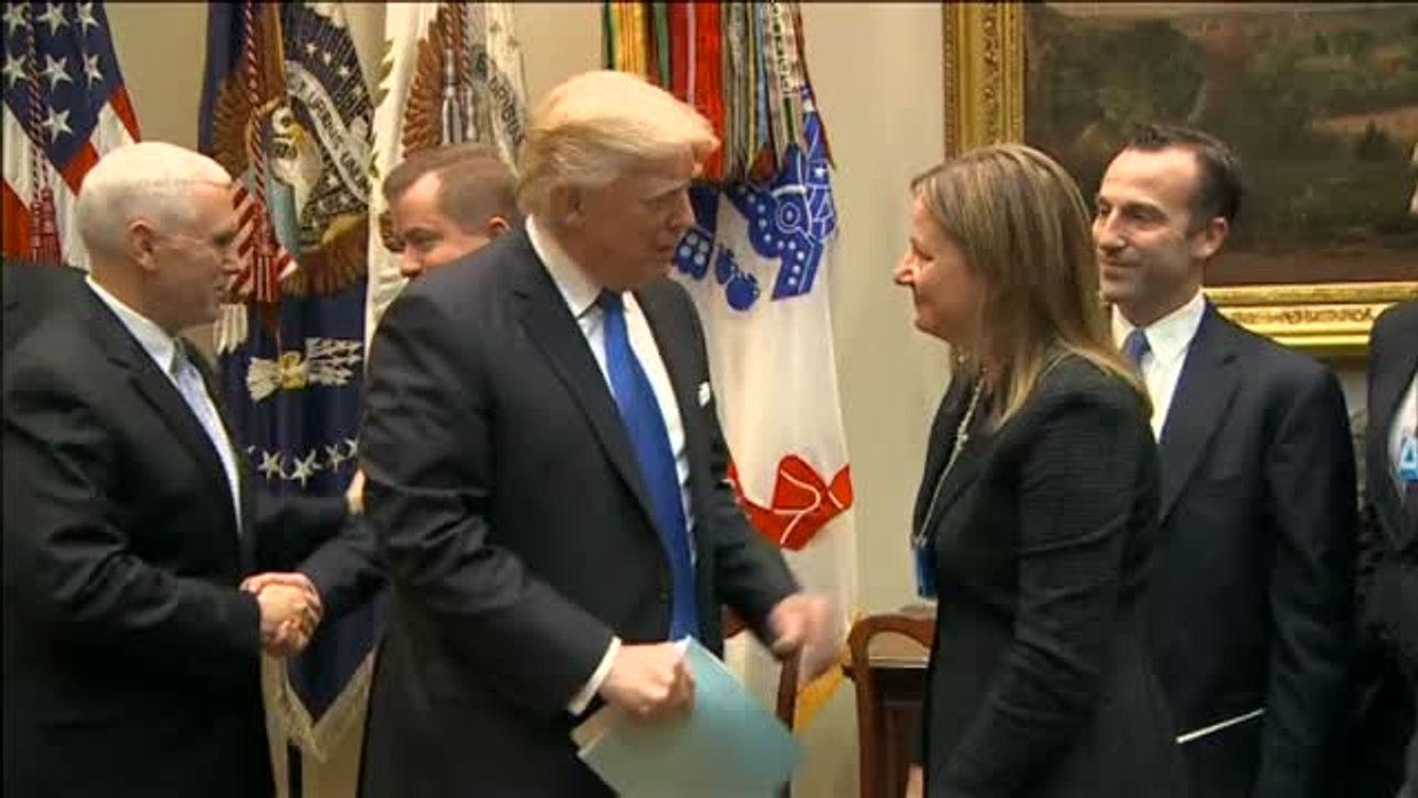 Trump anuncia una bajada  de impuestos a los fabricantes de coches