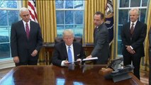 Trump firma el decreto en el que retira a Estados Unidos del Acuerdo Transpacífico