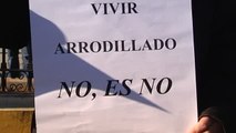 Un grupo de militantes socialistas recibe con gritos de 'No es no' a Susana Díaz