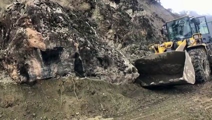 Heyelan dolayısıyla kapanan yol açıldı - SİİRT