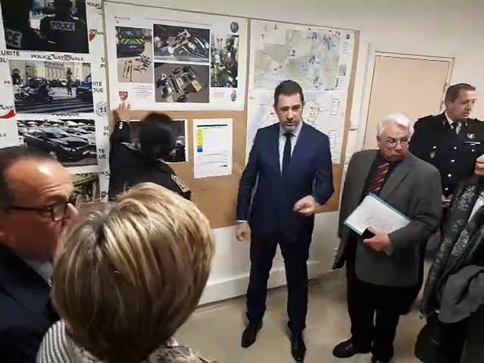Le ministre de l'Intérieur au centre de supervision urbaine du commissariat d'Avignon
