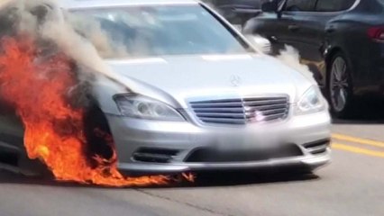 '신호 대기' 벤츠서 불..."엔진룸서 연기" / YTN