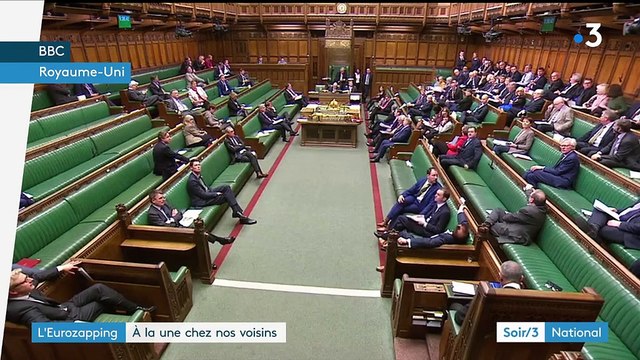 Eurozapping : des manifestants dénudés au Royaume-Uni, le football en Allemagne dans la tourmente