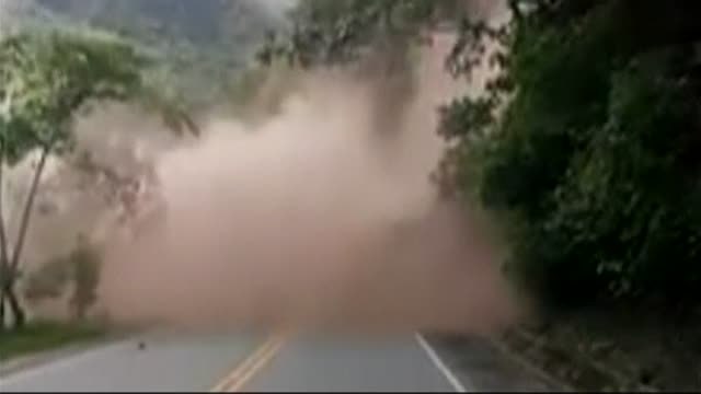 Miles de toneladas de tierra y rocas se desprenden por el temporal en Perú