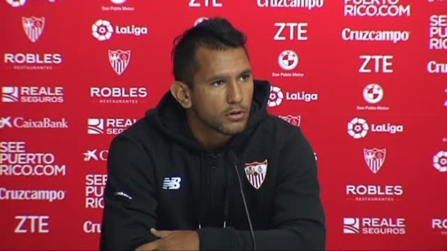 Walter Montoya ya luce la camiseta del Sevilla