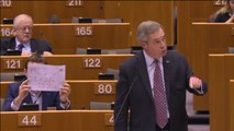 Un eurodiputado laborista sabotea a Farage en el Parlamento Europeo mientras defiende a Trump