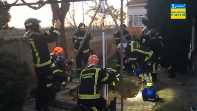 Espectacular rescate de un perro a 50 metros de profundidad