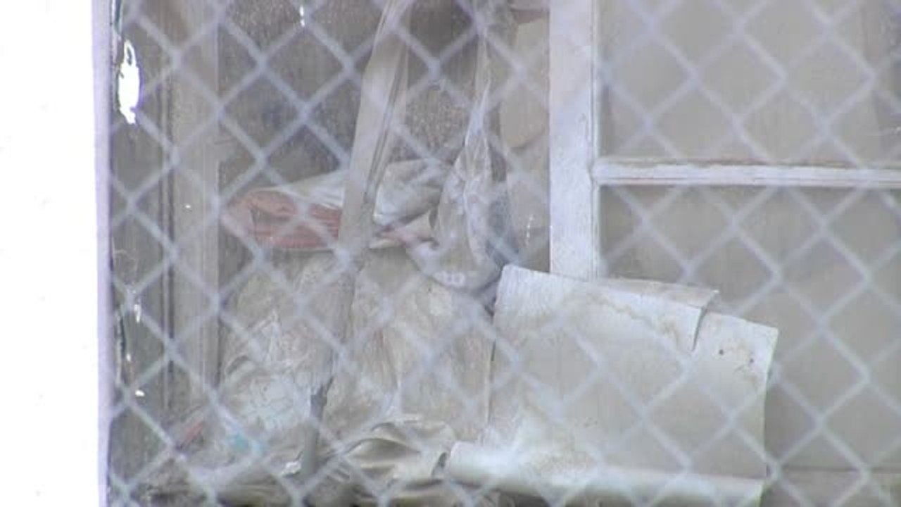 Muere una familia mientras dormía aplastada por kilos de ropa que guardaban en cajas