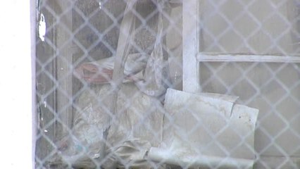 Muere una familia mientras dormía aplastada por kilos de ropa que guardaban en cajas