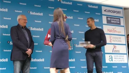 La Vuelta a la Comunidad Valenciana echa mano también de azafatos en el pódium de final de etapa