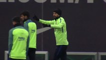 Acalorada disputa de Piqué con André Gomes en Sant Joan Despí