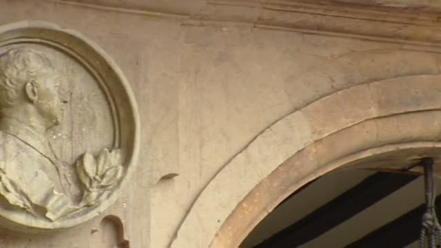 La Junta de Castilla y León autoriza la retirada del medallón de Franco de la Plaza Mayor de Salamanca