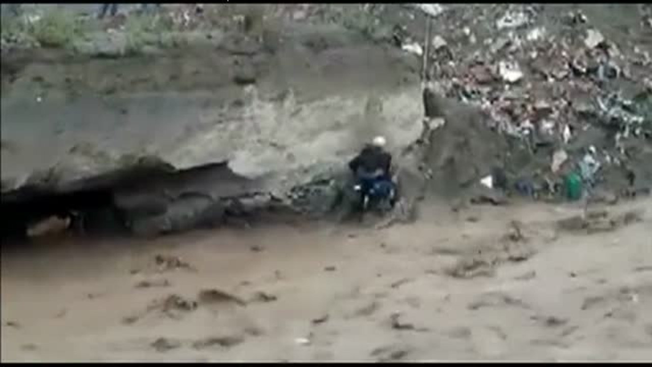 Rescate al límite en la localidad peruana de Ar...