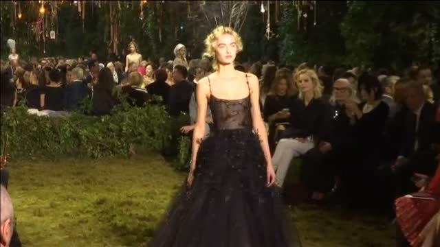 Maria Grazia Chiuri presenta su primer 'cuento de hadas' para Dior