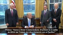 Trump firma la salida de EEUU del Tratado de Libre Comercio del Pacífico