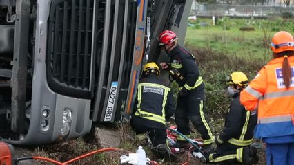 Rescate de la conductora de un camión tras un accidente