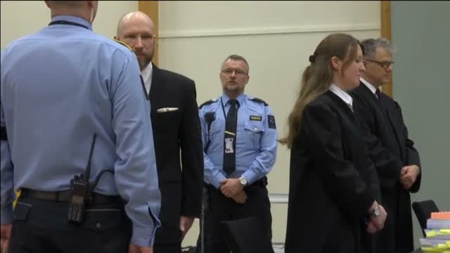Breivik vuelve a abrir el juicio con un saludo nazi