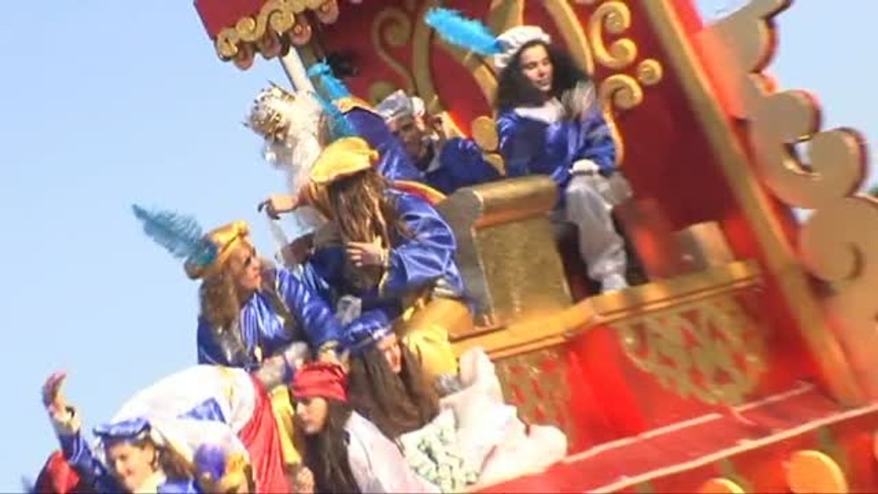 Los Reyes Magos se despiden visitando una residencia de ancianos en Sevilla