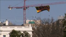 Nuevas imágenes del llamamiento de Greenpeace a resistir a Trump en las cercanías de la Casa Blanca
