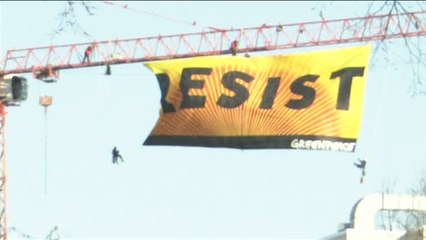Espectacular protesta de Greenpeace contra Trump en Washington