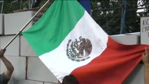 Manifestantes levantan un muro ante la embajada de EEUU en Ciudad de México