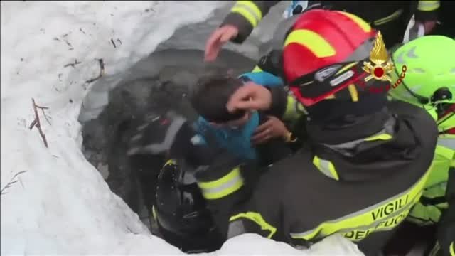 Rescatan a ocho supervivientes del hotel sepultado por la nieve en Italia