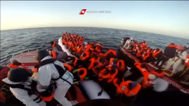 Espectacular rescate de 800 migrantes en una barcaza en el Mediterráneo